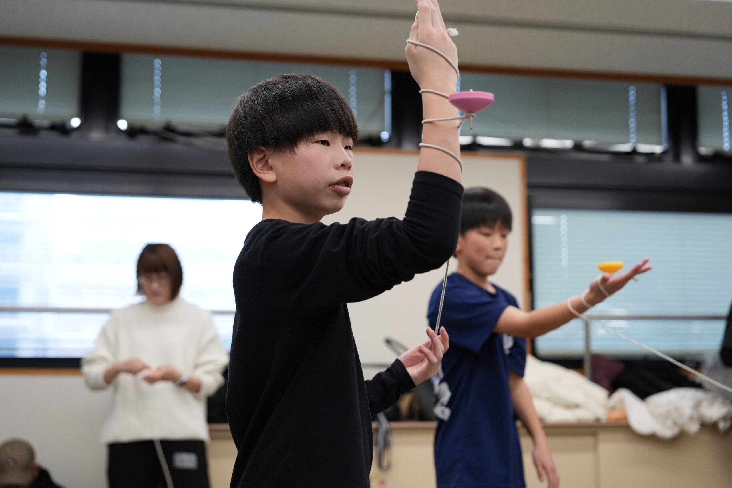 こま技に挑戦する子どもたち
