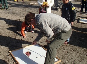 大きなこまで挑戦する様子